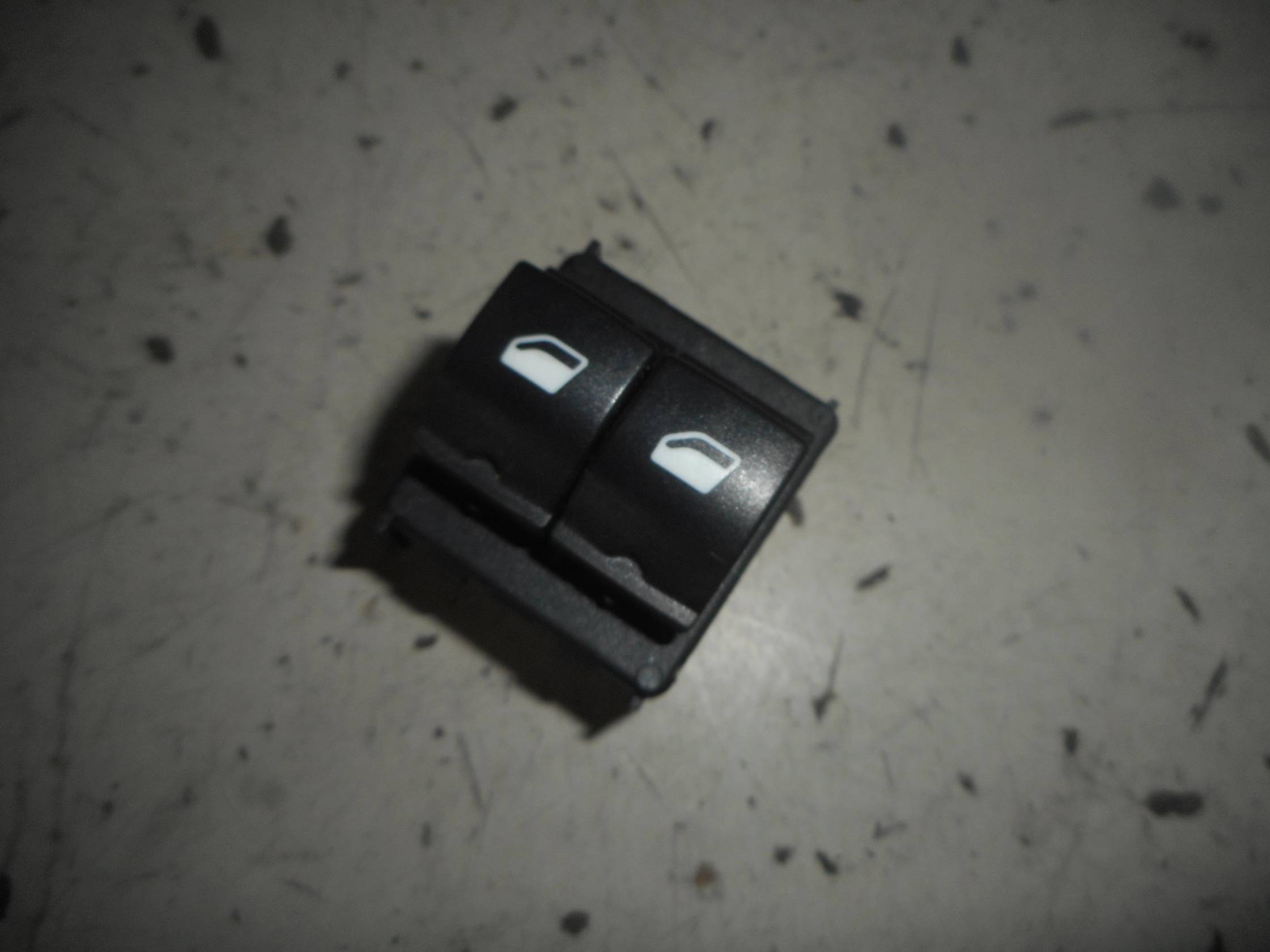 Interruttore alzacristalli porta ant.